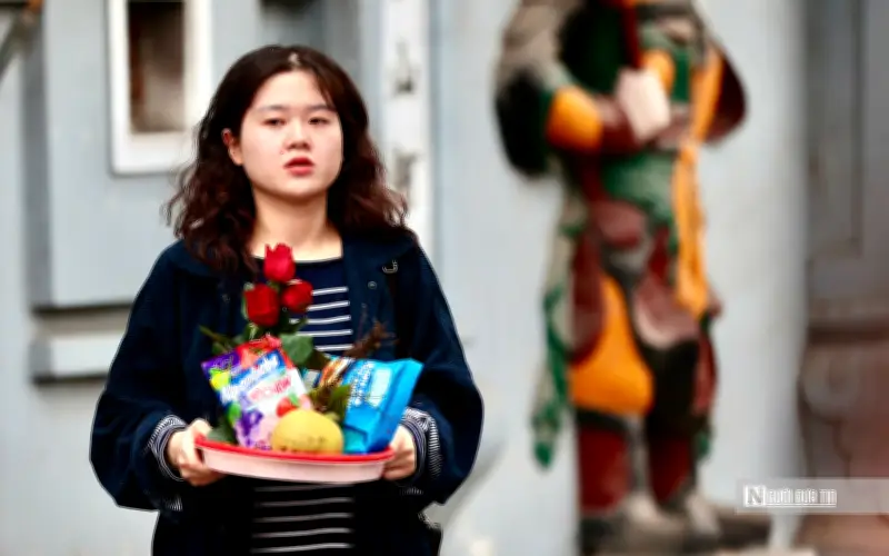 Giới trẻ Hà Nội cầu duyên tại Chùa Hà trong ngày Valentine cận Tết