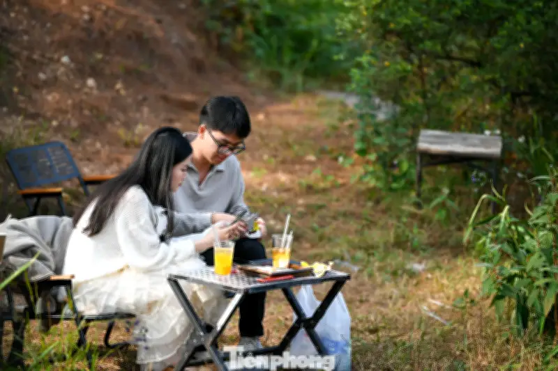 Giới trẻ Hà Nội đổ về núi uống cà phê, săn ảnh đẹp đầu năm mới