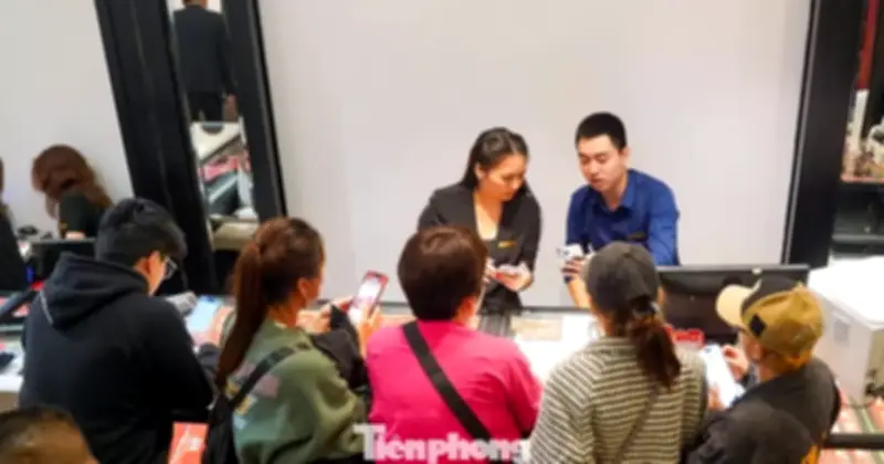 Giới trẻ Hà Nội đổ xô mua bạc ngày Vía Thần tài, thay thế vàng truyền thống