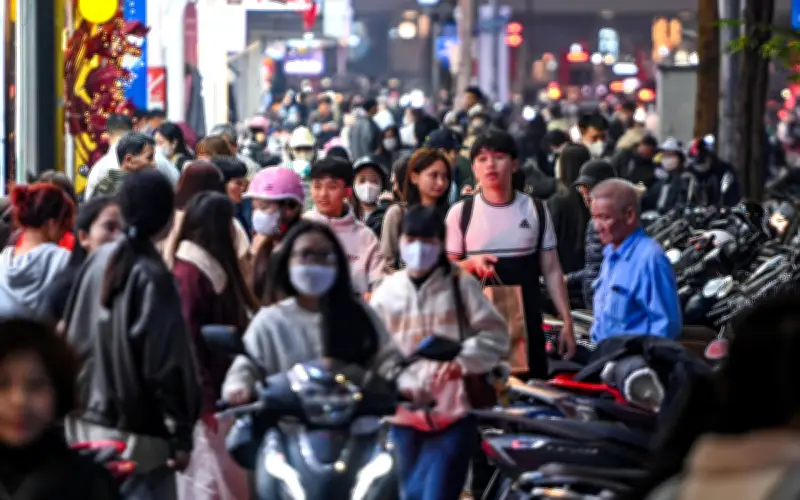 Giới trẻ Hà Nội đổ xô mua sắm Tết, các phố thời trang đông nghịt đến khuya