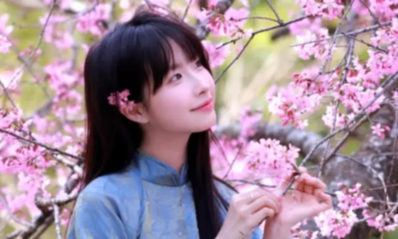 Giới trẻ rộn ràng diện áo dài cách tân đón Tết Bính Ngọ 2026