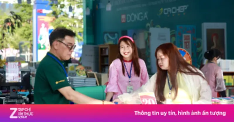 Giới trẻ TP.HCM làm việc xuyên Tết tại Đường sách, nhận lương gấp ba lần