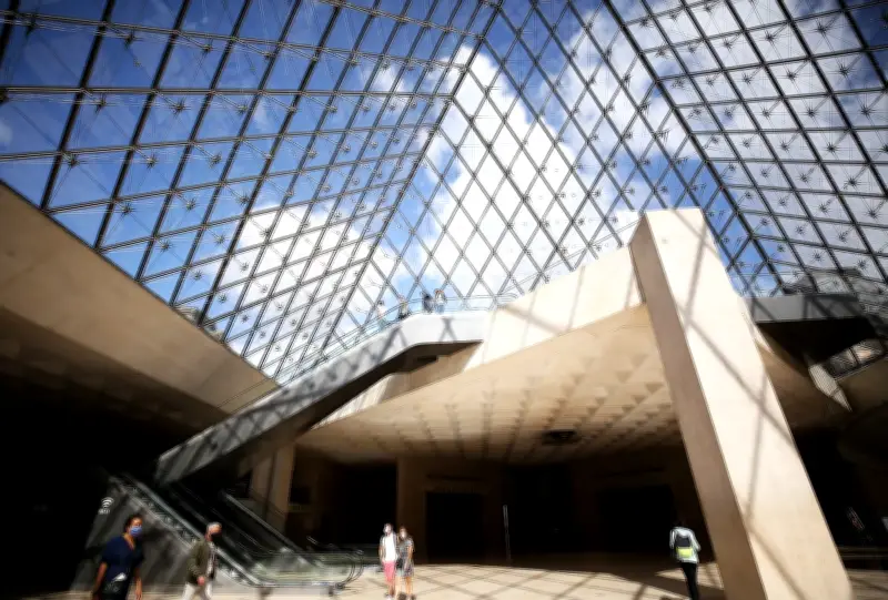 Giám đốc Bảo tàng Louvre từ chức vì áp lực khủng hoảng chống cháy