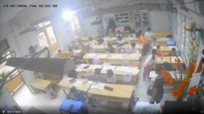 Giáo viên tiểu học Phú Thọ bị tạm đình chỉ vì để học sinh liếm đất trong giờ học