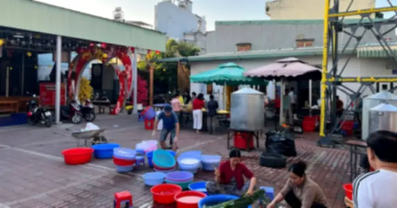 Giáo xứ Thánh Phanxicô Xaviê rộn ràng gói 1.200 bánh chưng đón Tết