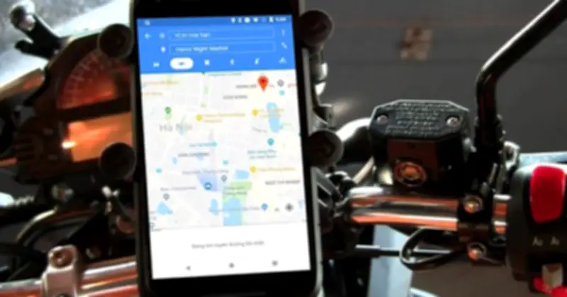 Gắn điện thoại xem Google Maps khi lái xe có bị phạt không?