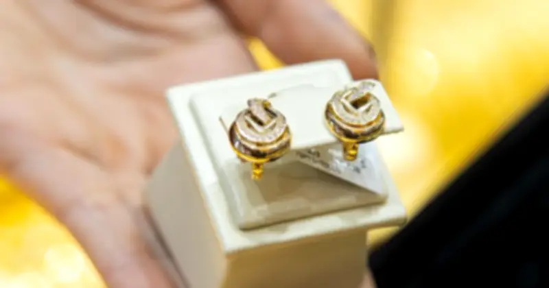 Giá vàng quay đầu giảm mạnh, chờ đợi dữ liệu việc làm Mỹ