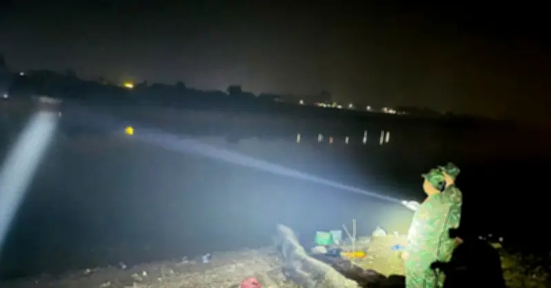 Gấp rút bắc cầu phao qua sông Lô trong ngày 28 Tết để phục vụ người dân