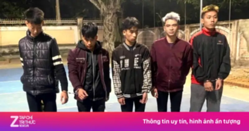 Nhóm Thanh Niên Rượt Đuổi, Chém Nhau Gây Náo Loạn Ở Nghệ An, Trèo Lên Tầng 3 Cố Thủ