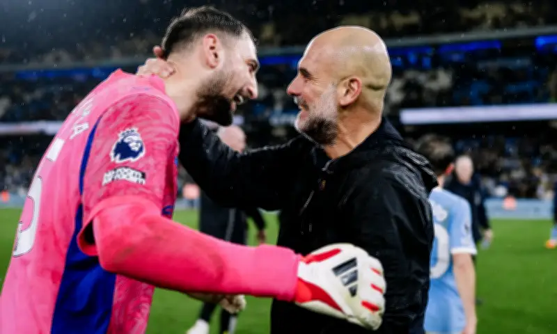 Guardiola khuyên Man City uống cocktail thư giãn, gạt áp lực đua vô địch Ngoại hạng Anh