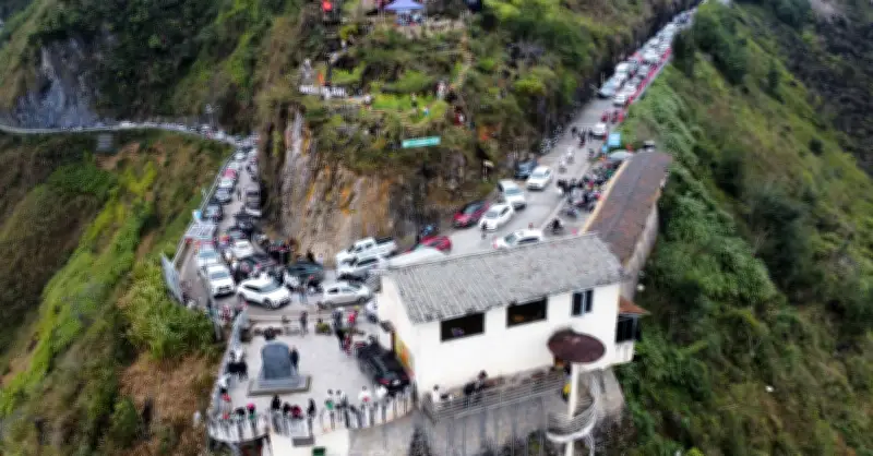 Hà Giang 'cháy phòng', tắc đường dịp Tết 2026: Du khách phải ngủ ô tô, dựng lều