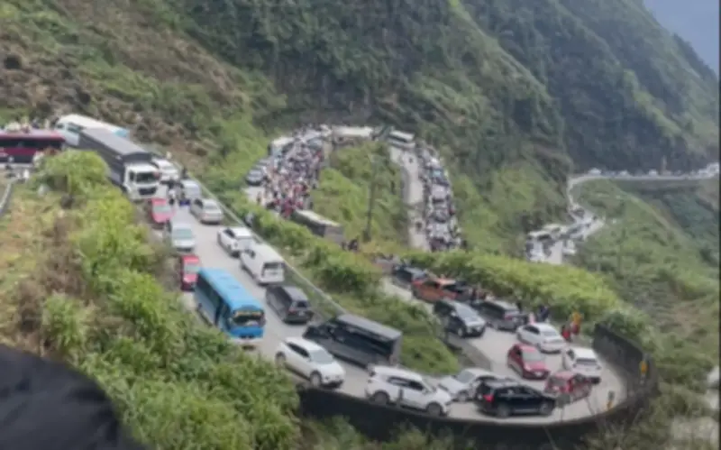 Hà Giang ùn tắc dịp Tết, du khách đối mặt cảnh tắc đường và hết phòng