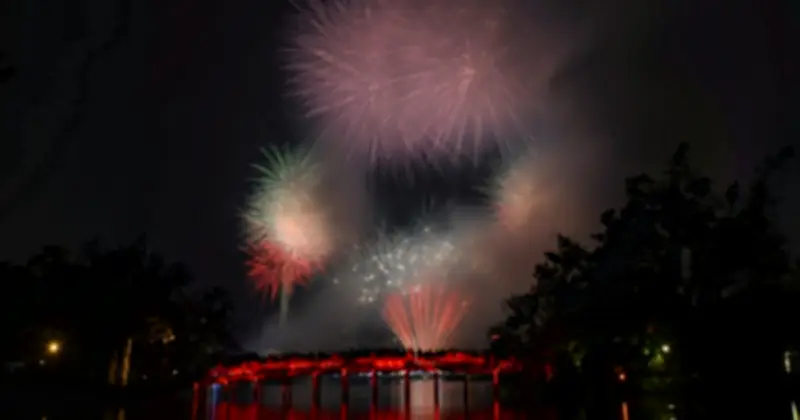 Hồ Gươm Rực Sáng Đón Xuân Bính Ngọ 2026 Với Màn Pháo Hoa Ngoạn Mục