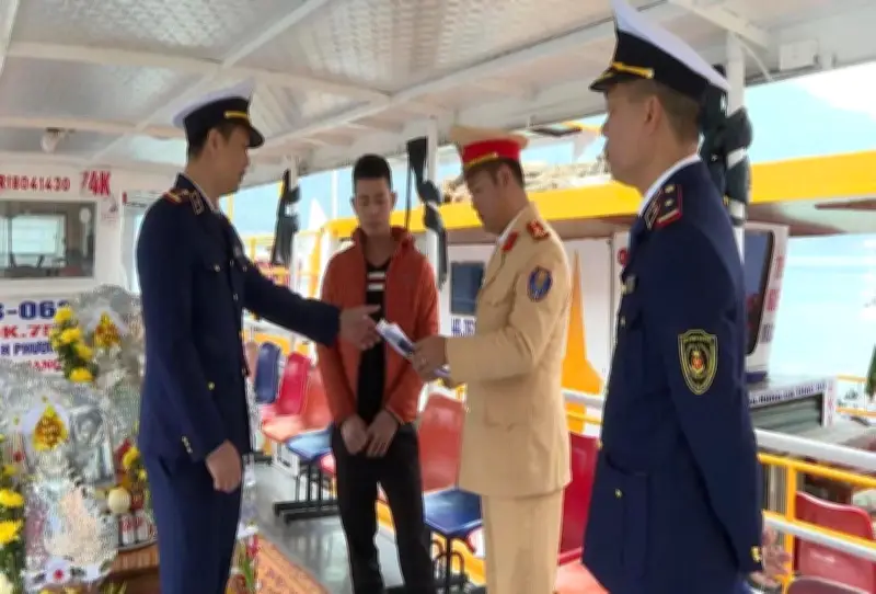 Hồ Hòa Bình: Siết chặt an toàn đường thủy mùa lễ hội, hàng nghìn du khách chờ đợi