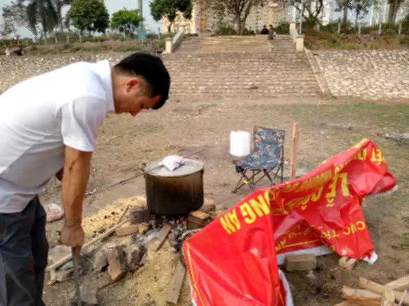 Hồ điều hòa Trung Văn khô cạn, người dân tận dụng nấu bánh chưng, trồng rau