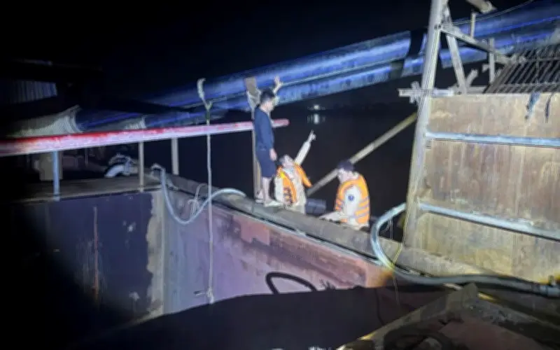 Hà Nội bắt quả tang 2 tàu khai thác cát trái phép trên sông Cầu, thu giữ 170m³ cát