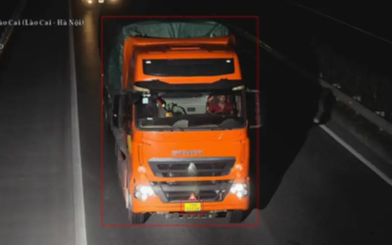 Hà Nội: Camera AI trích xuất 89 trường hợp vượt đèn đỏ từ 21-22/2