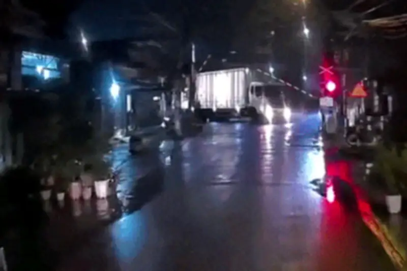 Hà Nội: Camera ghi lại khoảnh khắc tàu hỏa đâm trúng xe container trên Quốc lộ 1A