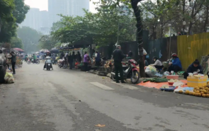 Hà Nội: Cốc ngo 70 Nguyễn Hoàng Tôn vẫn tồn tại dù đã có biển cấm