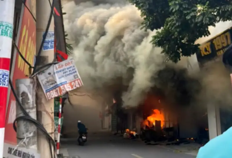 Hà Nội: Cháy lớn tại cơ sở phế liệu, khói đen cuồn cuộn khiến dân hoảng loạn