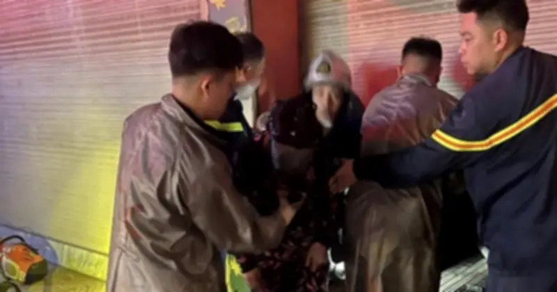 Hà Nội: Cháy nhà 5 tầng lúc rạng sáng, 3 người mắc kẹt được cứu thoát an toàn