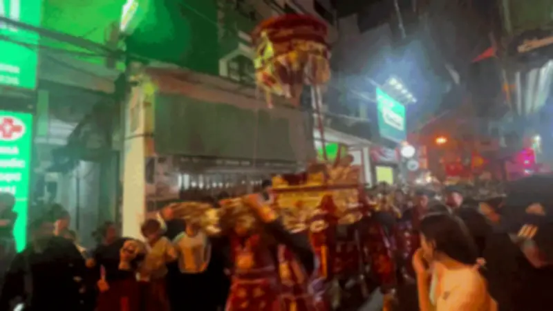 Hà Nội: Cảnh tượng 'kiệu bay' đặc sắc thu hút dòng người chạy theo giữa phố