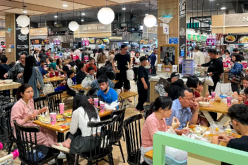 Hà Nội cuối Tết: Trung tâm thương mại chật kín người, xếp hàng dài chờ thanh toán