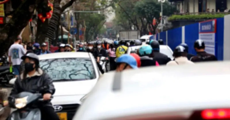 Hà Nội: Dựng 'lô cốt' xây bể ngầm trước chợ Hàng Da, giao thông ùn ứ cận Tết 2026