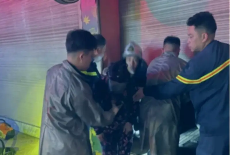 Hà Nội: Hỏa hoạn tại nhà dân, lực lượng PCCC giải cứu thành công 3 người mắc kẹt