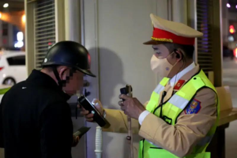 Hà Nội: Hàng trăm trường hợp vi phạm nồng độ cồn trong đêm kiểm soát giao thông