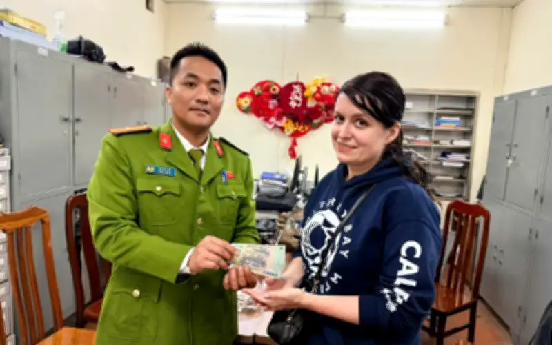 Hà Nội hoàn trả 800.000 đồng cho nữ du khách Mỹ bị tài xế xe ôm chặt chém 1 triệu đồng