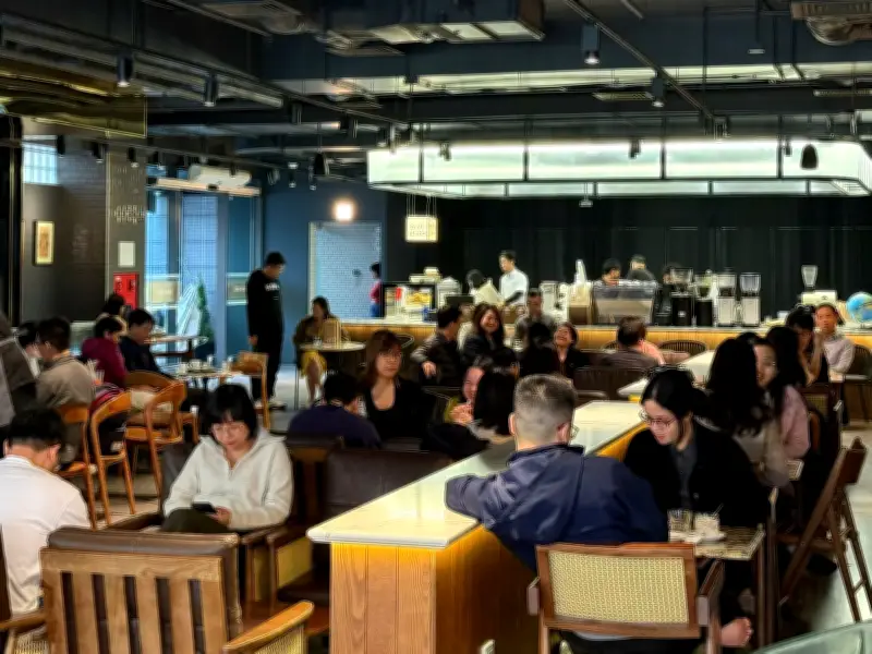 Hà Nội Khai Xuân: Quán Ăn, Cafe Đông Nghịt, Trung Tâm Thương Mại Tấp Nập Ngày Mùng 4 Tết