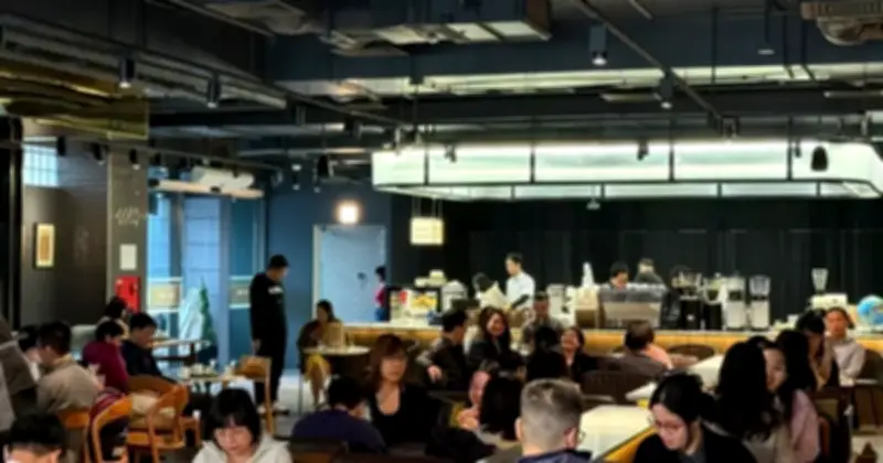 Hà Nội khai xuân sôi động: Quán ăn, cà phê đông nghịt khách ngày mùng 4 Tết