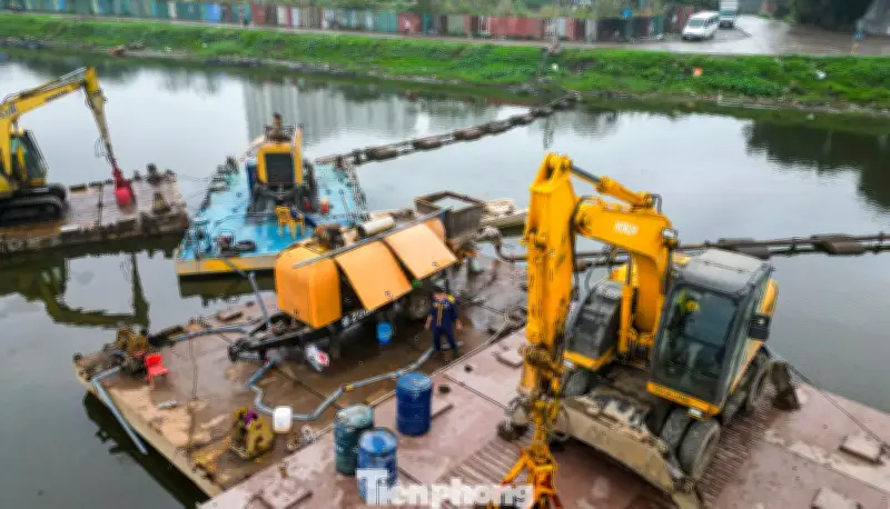 Hà Nội khẩn trương nạo vét hơn 300m sông Kim Ngưu để cải thiện thoát nước