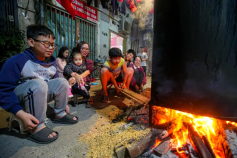 Hà Nội đỏ lửa đêm cuối năm: Cả gia đình thức trắng canh nồi bánh chưng Tết