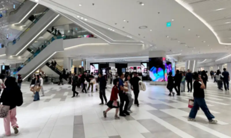 Hà Nội đêm cận Tết: Trung tâm thương mại, siêu thị đông nghịt khách mua sắm