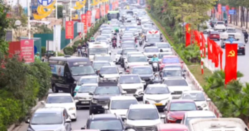 Hà Nội ùn tắc cuối Tết Bính Ngọ 2026, người dân trở lại sau kỳ nghỉ