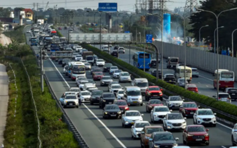Hà Nội ùn tắc cuối Tết: Dòng xe du xuân đổ về, cảnh sát xử lý hàng nghìn vi phạm