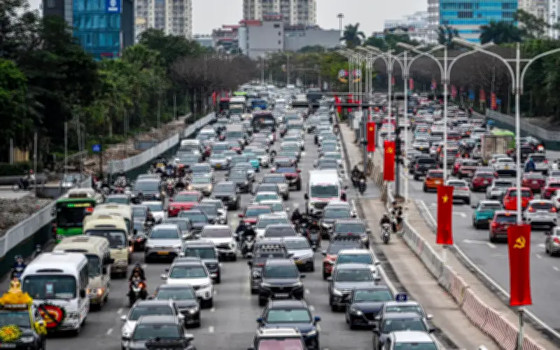 Hà Nội ùn tắc nghiêm trọng chiều cuối Tết Bính Ngọ 2026, xe nhích từng chút