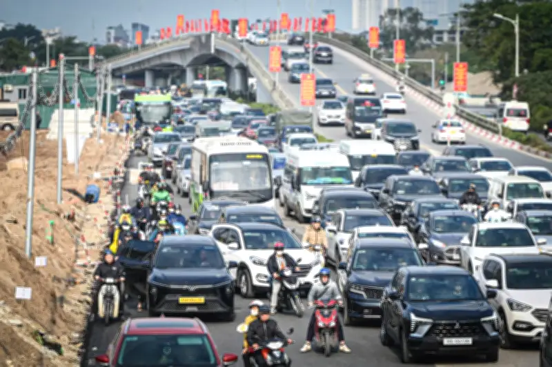 Hà Nội ùn tắc nghiêm trọng ngày 27 Tết, dòng xe nối dài hàng km tại các cửa ngõ