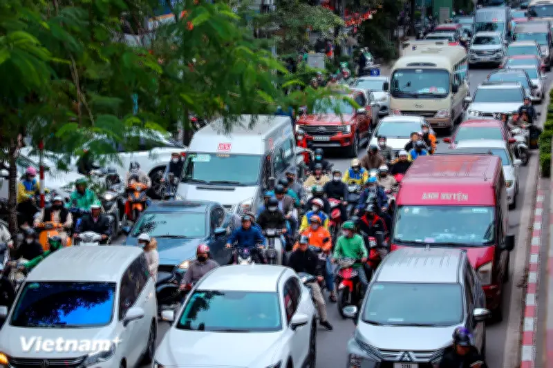 Hà Nội ùn tắc nghiêm trọng ngày cận Tết, đường phố chật như nêm cối