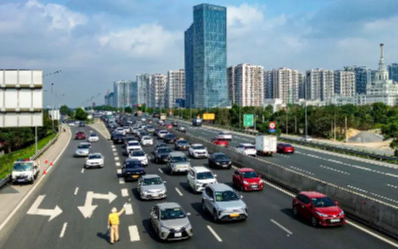 Hà Nội ùn tắc nghiêm trọng ngày đầu nghỉ Tết, cao tốc kẹt cứng hàng km