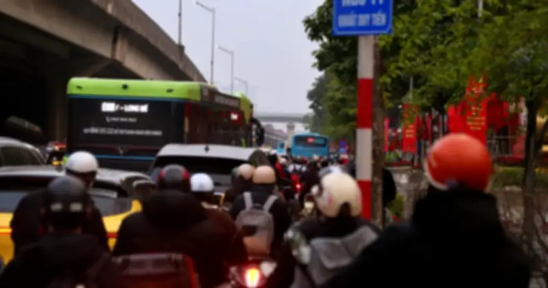 Hà Nội ùn tắc nghiêm trọng trước Tết Bính Ngọ 2026, người lao động nghỉ 9 ngày