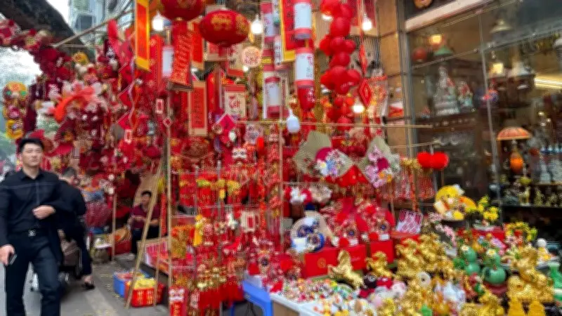 Hà Nội Nhộn Nhịp Mua Sắm Hoa Và Đồ Trang Trí Tết Giữa Thời Tiết Thuận Lợi