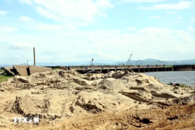 Hà Nội quyết liệt ngăn chặn hoạt động khai thác cát trái phép trên sông Cầu