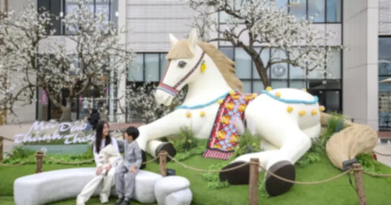 Hà Nội Rực Rỡ Đón Xuân Bính Ngọ 2026 Với Linh Vật Ngựa Đầy Sáng Tạo
