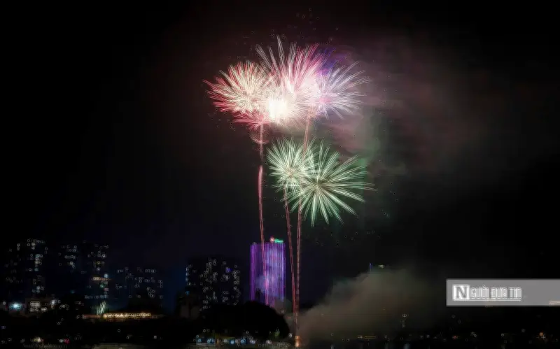 Hà Nội Rực Sáng Đón Giao Thừa Bính Ngọ Với Hơn 11.000 Quả Pháo Hoa
