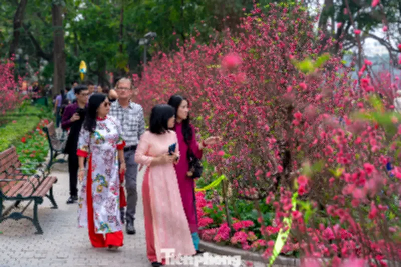 Hà Nội Rộn Ràng Ngày Mùng 1 Tết: Người Dân Du Xuân, Chụp Ảnh Tại Hồ Gươm