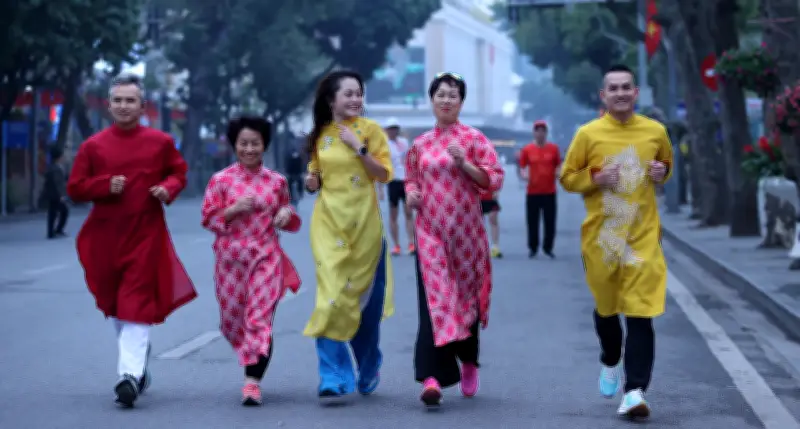 Hà Nội rộn ràng sáng mùng 1 Tết với phong trào chạy bộ, đạp xe rèn sức khỏe