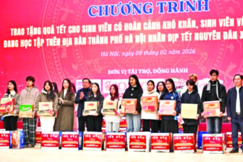 Hà Nội tổ chức 'Chuyến xe yêu thương' đưa sinh viên khó khăn về quê đón Tết